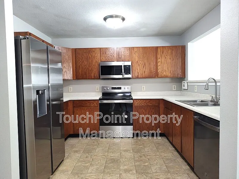 4 bed, 2.5 bath, 2300 sqft, $1,795 — Photo 3