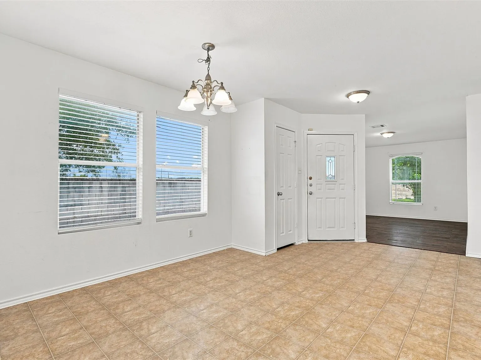 3 bed, 2.0 bath, 1429 sqft, $2,000 — Photo 3