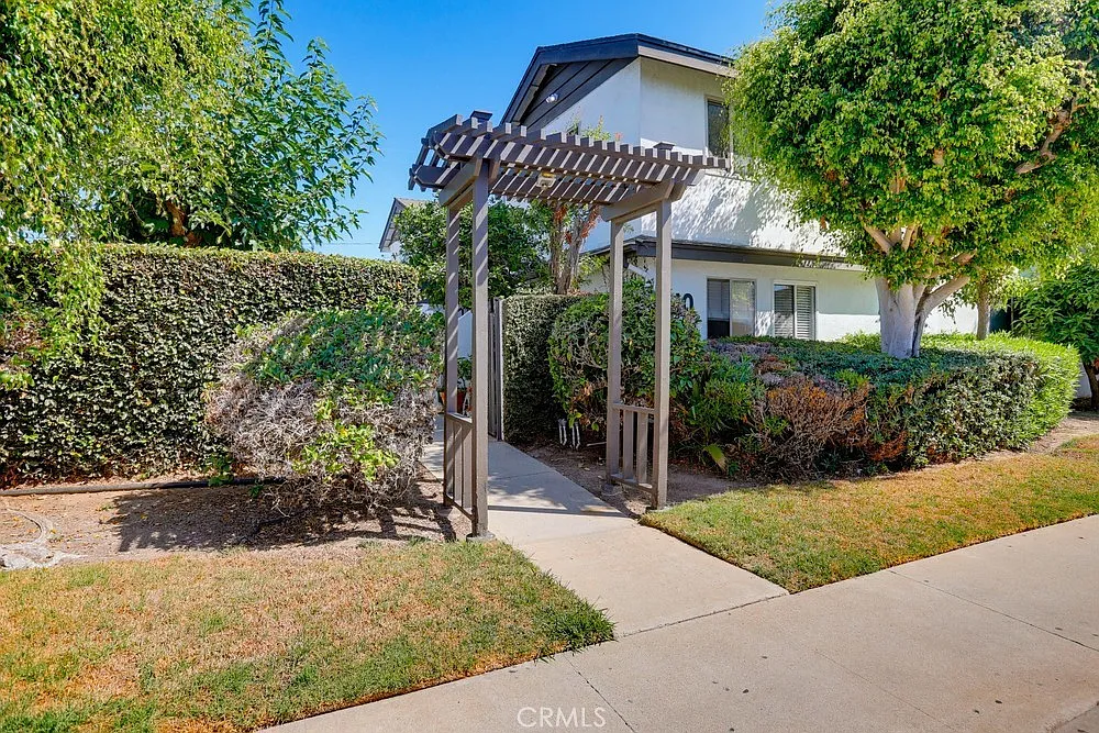 3 bed, 1167 sqft, $3,600 — Photo 2