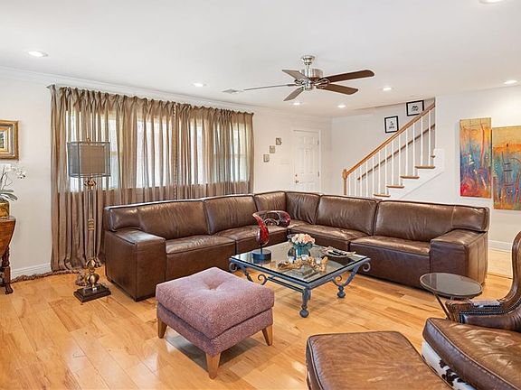 5th image of 301 Sharon Dr