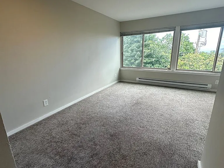 Mercer Crest Apartments — Photo 21
