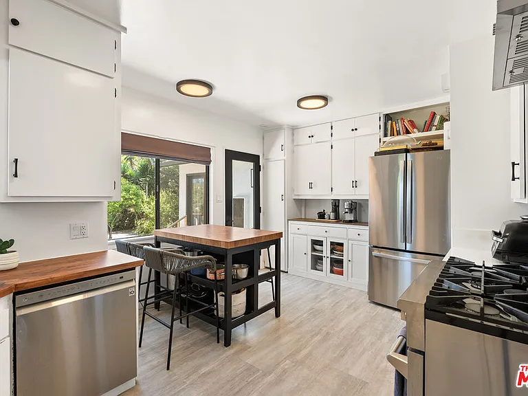 8300 Creighton Ave — Photo 5