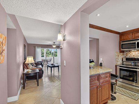 5th image of 729 Lori Drive #302