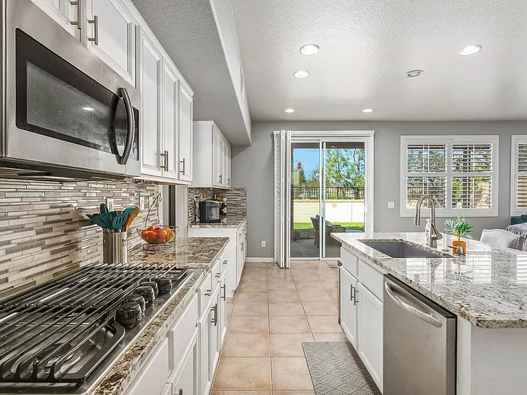 1071 Greenway Rd — Photo 10