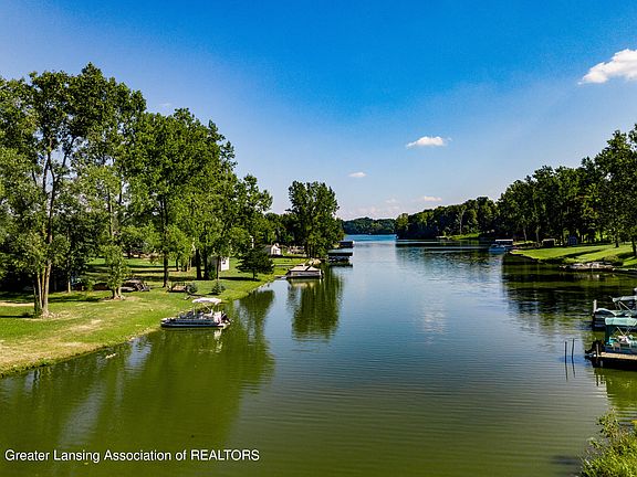 3rd image of 9564 Lakeview Ct