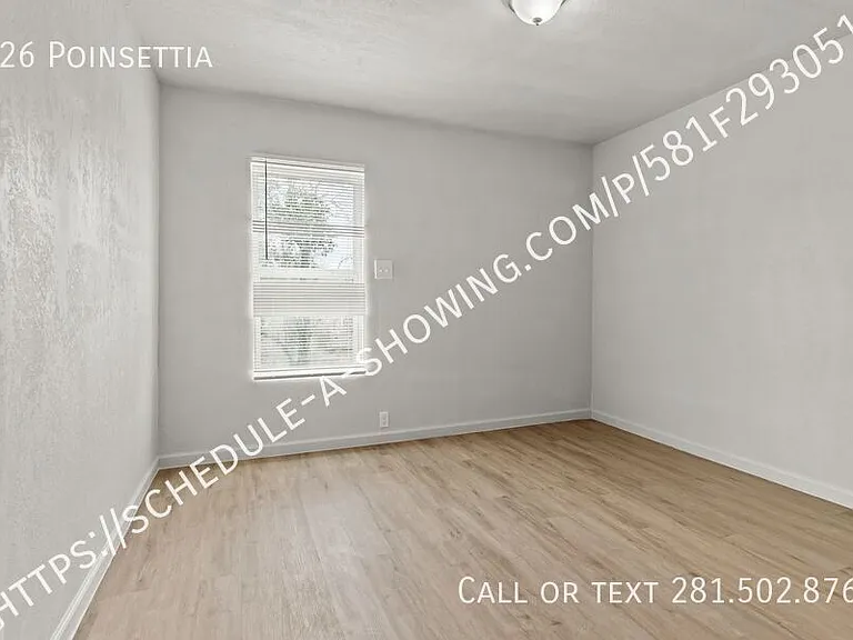 826 Poinsettia — Photo 9