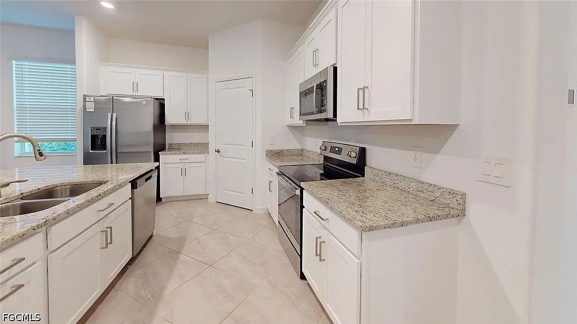 3 bed, 3.0 bath, 2202 sqft, $2,475 — Photo 3