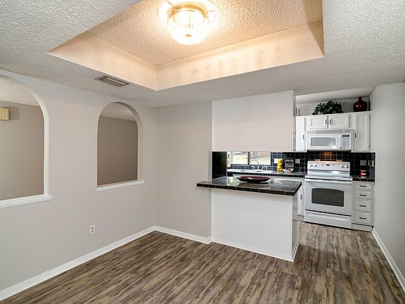 5th image of 2937 Carnaby Ln
