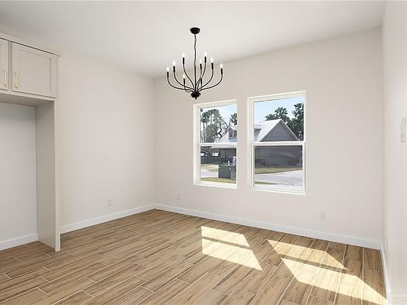 4th image of 304 N Kika De La Garza Blvd
