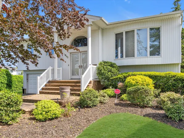 1692 North Gate, Merrick, NY 11566