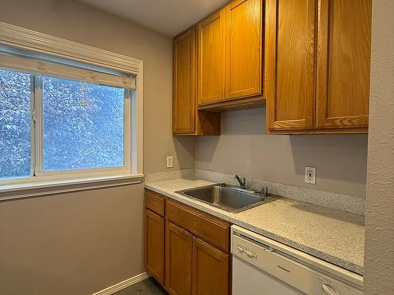 310 Bellevue Ave E — Photo 11