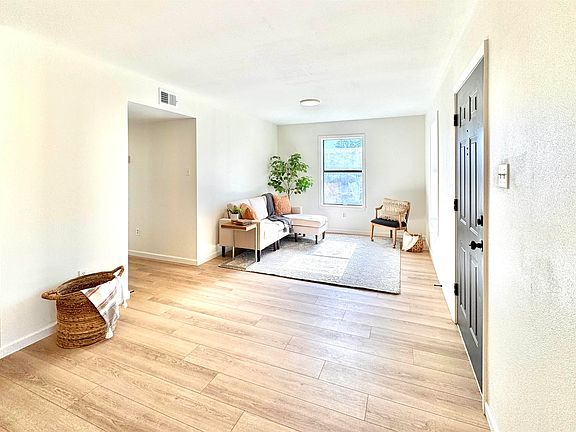 4th image of 1004 N Lynn St