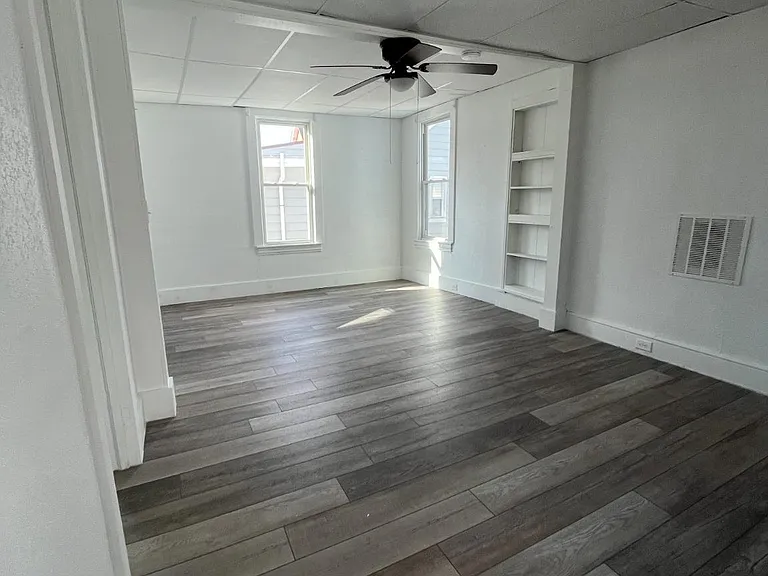 762 Broad St #UPPER A — Photo 2