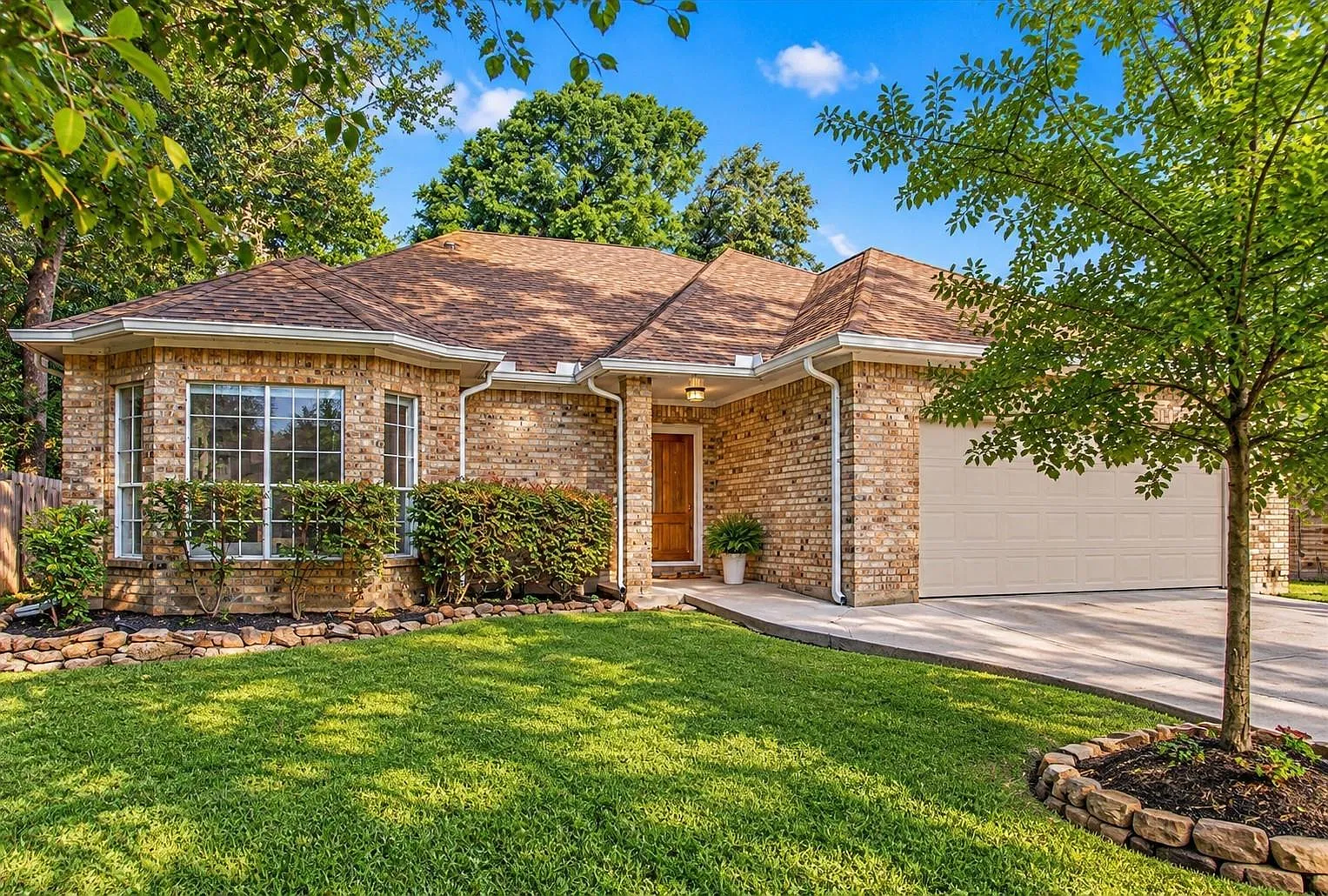 3 bed, 2.0 bath, 2175 sqft, $2,300 — Photo 3