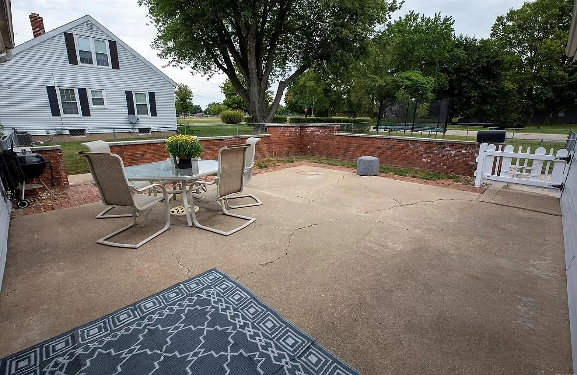 608 N Slate St — Photo 3