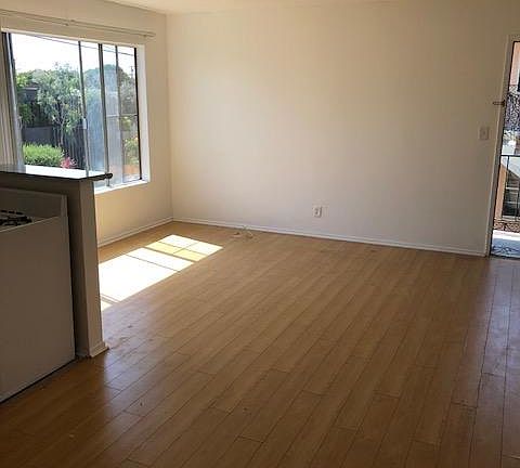 4th image of 2619 2nd St Unit 4