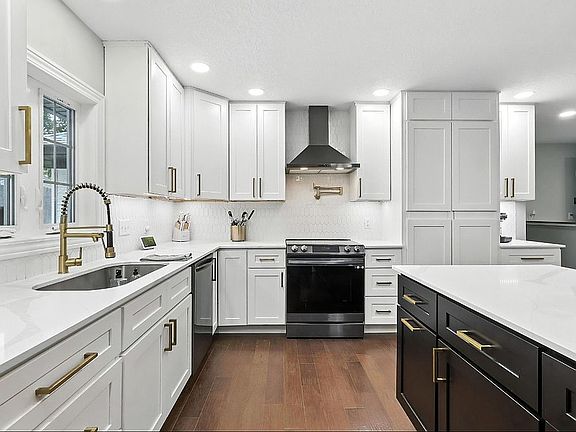 3rd image of 26 Briarwood Ln