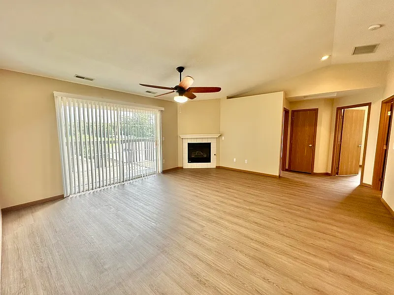 2 bed, 1.0 bath, 940 sqft, $1,225 — Photo 2