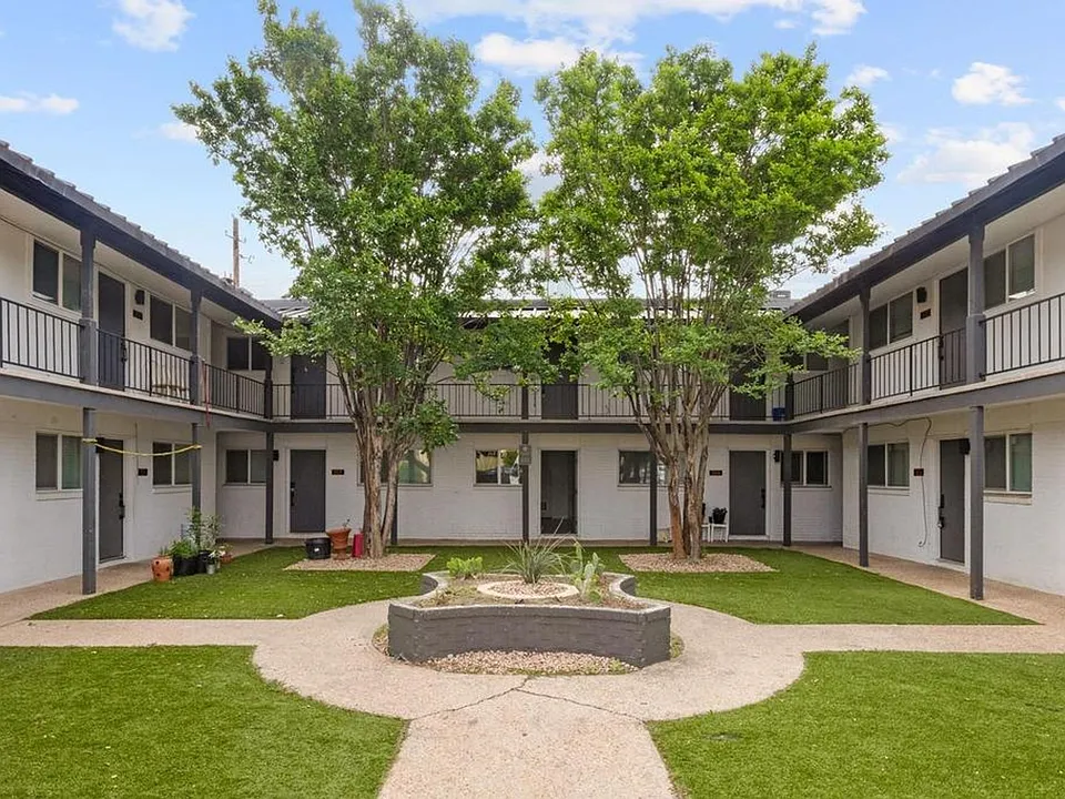 Cresthaus Apartments