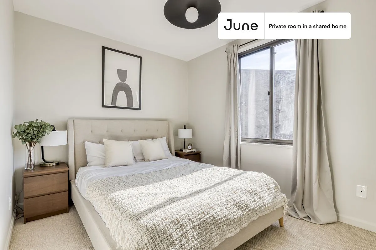 Queen bedroom in 5 bed/2.5 bath home in H Street #288 C — Photo 1