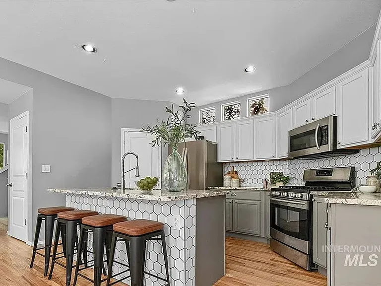 3918 S Mill Site Ave — Photo 3
