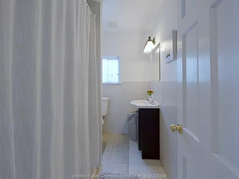 1073 Pierre Ave — Photo 14