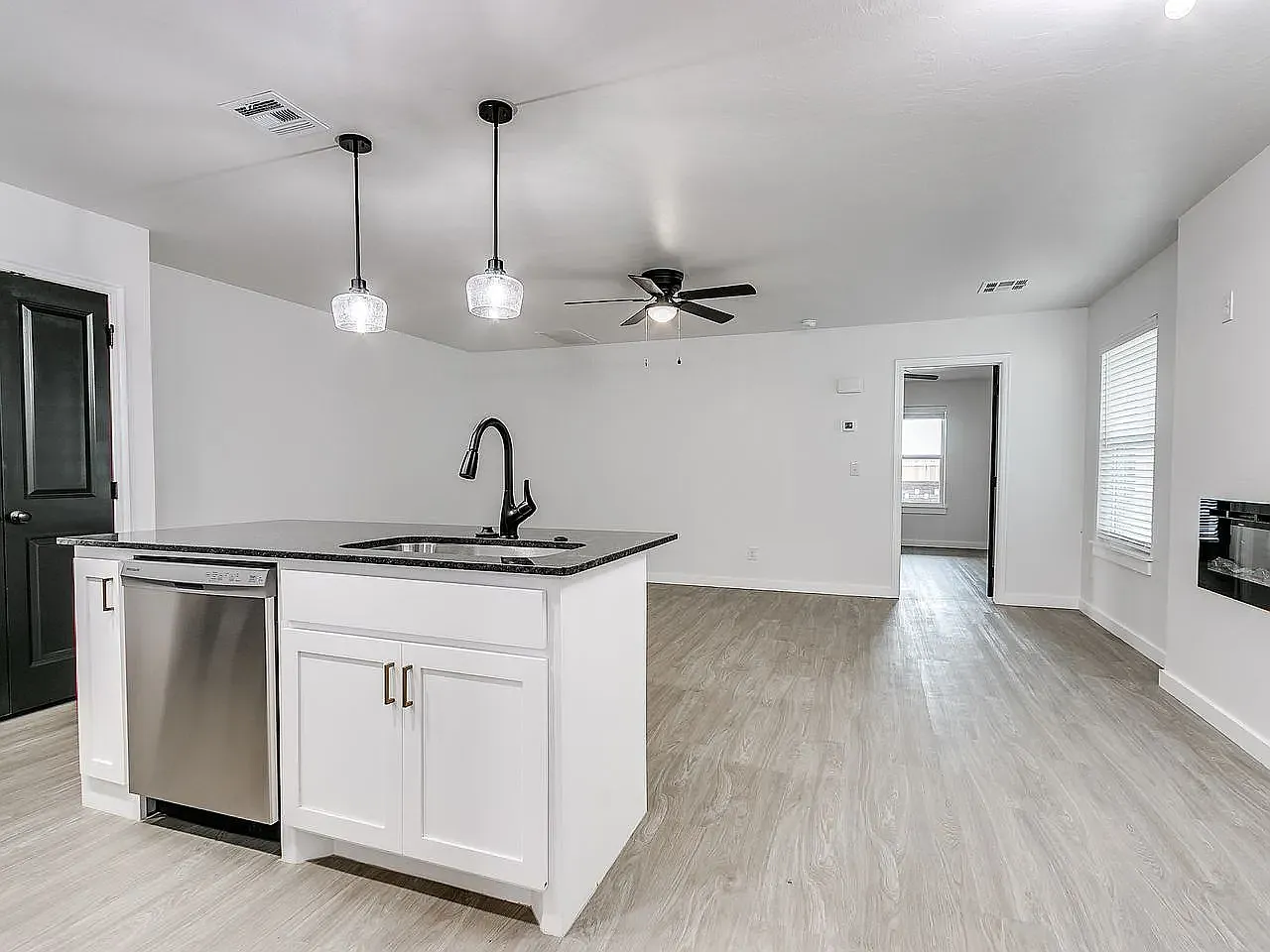 3 bed, 1424 sqft, $1,695 — Photo 3