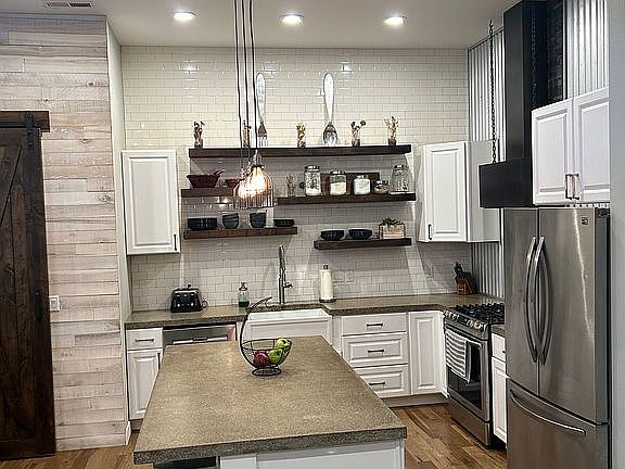 5th image of 385 Hanford St