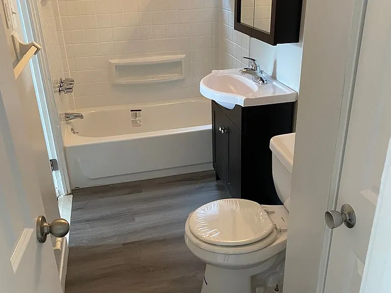 Creswood Apartments- Come home to Convenience! — Photo 31
