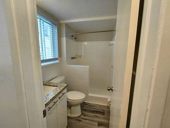 4th image of 412 Sunset Dr #4