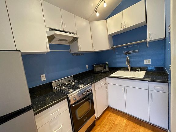 2nd image of 847 Live Oak Ave
