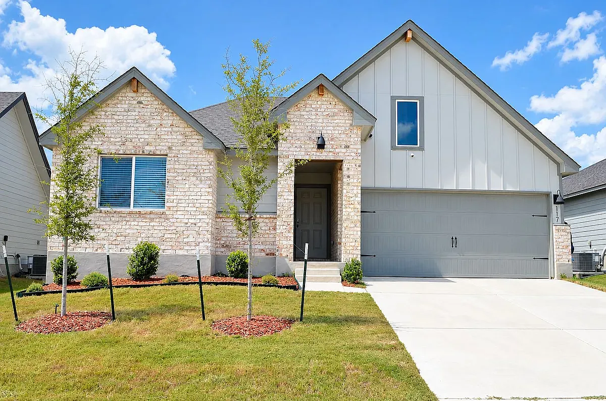 3 bed, 1270 sqft, $1,595 — Photo 1