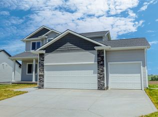 2320 N 8th Ave E, Newton, IA 50208