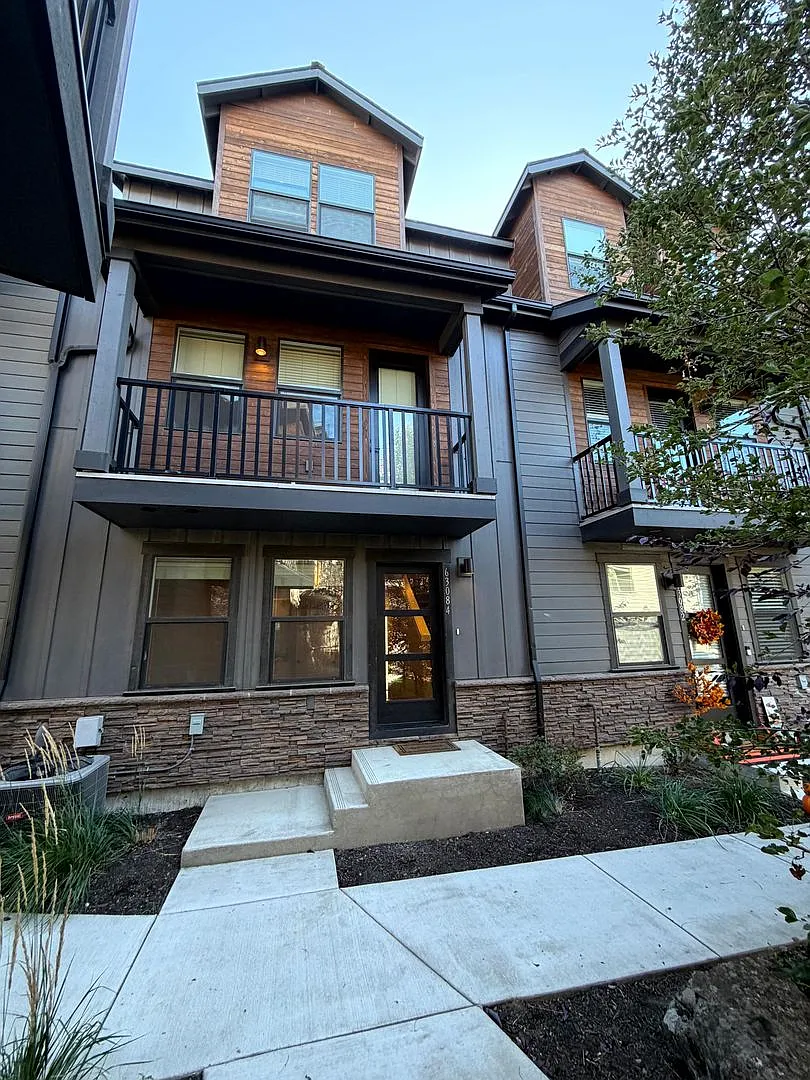 Modern 3 Bedroom Townhome in NE Bend Landscaping & Snow Removal Included! — Photo 1