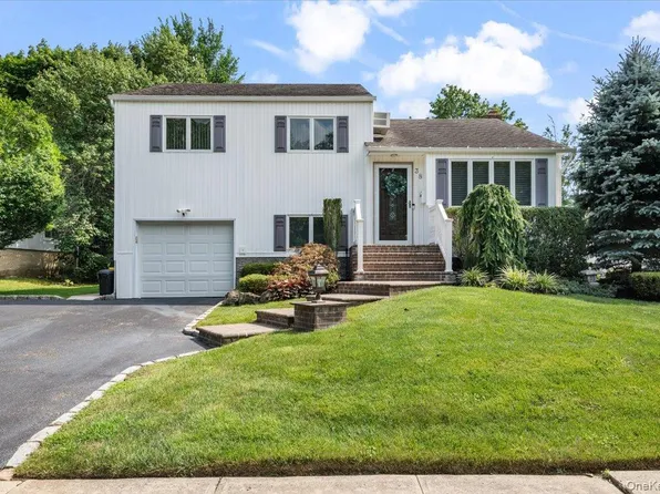 38 Briarwood Lane, Plainview, NY 11803