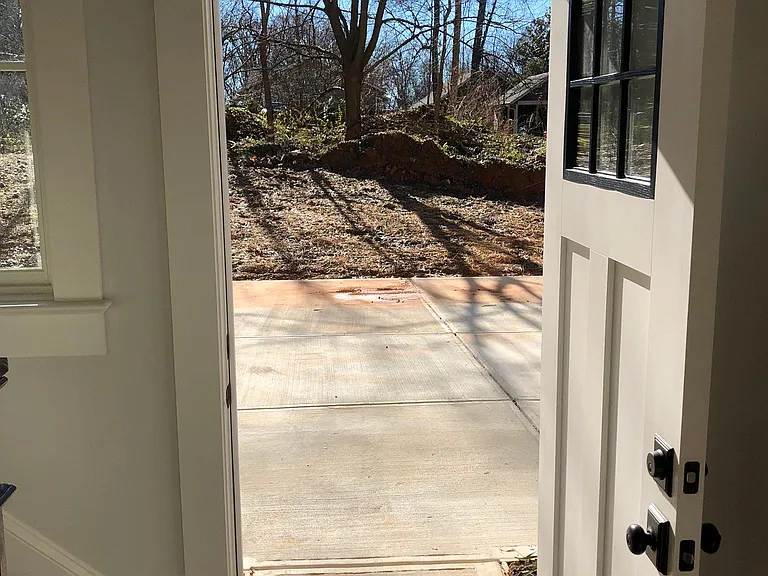 2121 Roslyn Ave — Photo 5