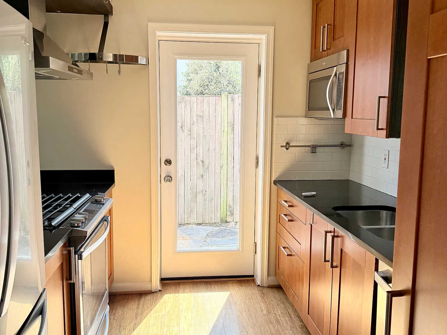 3 bed, 2.5 bath, 1200 sqft, $3,350 — Photo 3