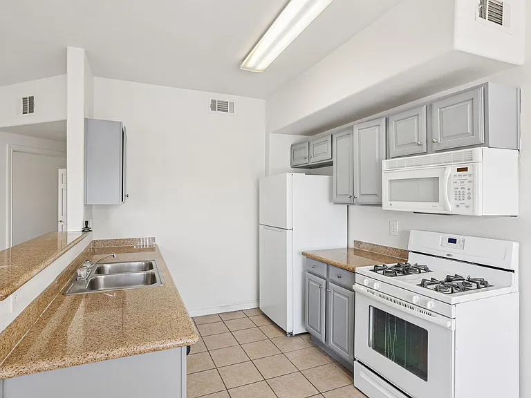 Sunrise Park Condominiums — Photo 31