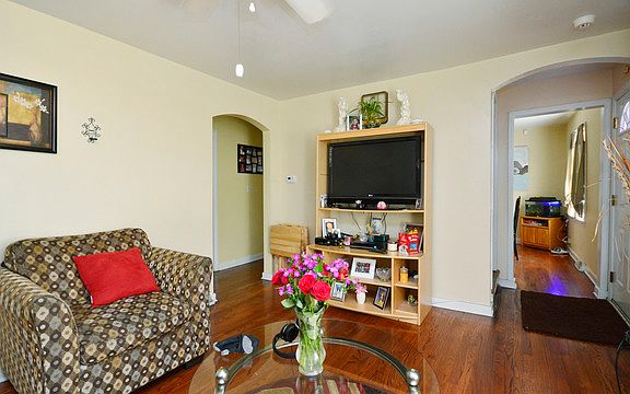 5th image of 2528 Oak St