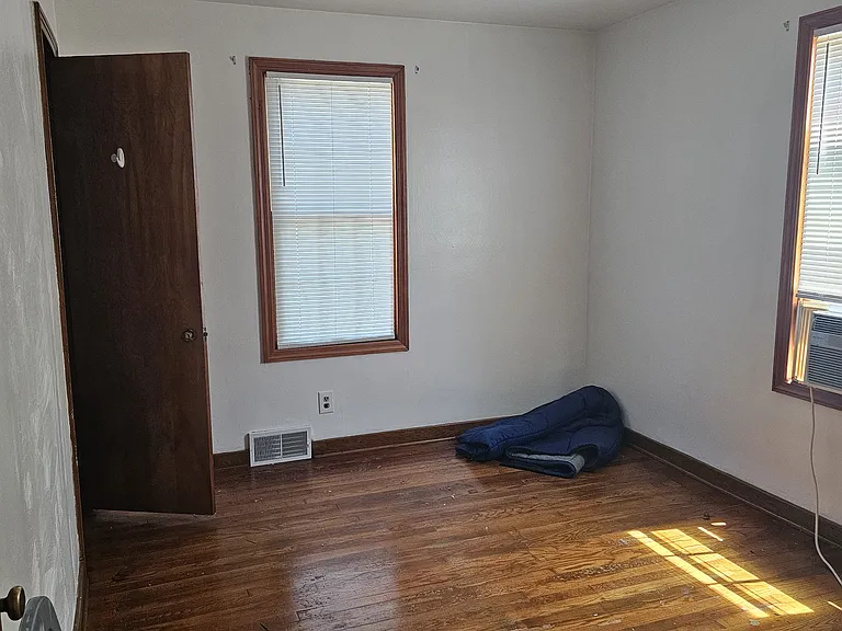 344 1/2 W College St — Photo 10