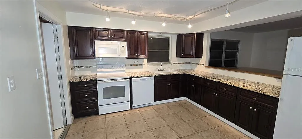 3 bed, 2.0 bath, 1747 sqft, $1,750 — Photo 2