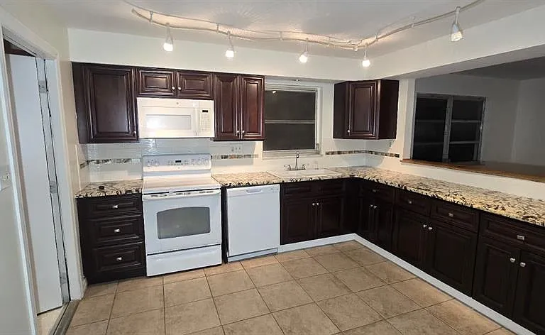 239 Annapolis Ln — Photo 2