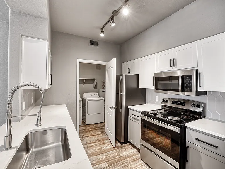 Oxford Apartments — Photo 25
