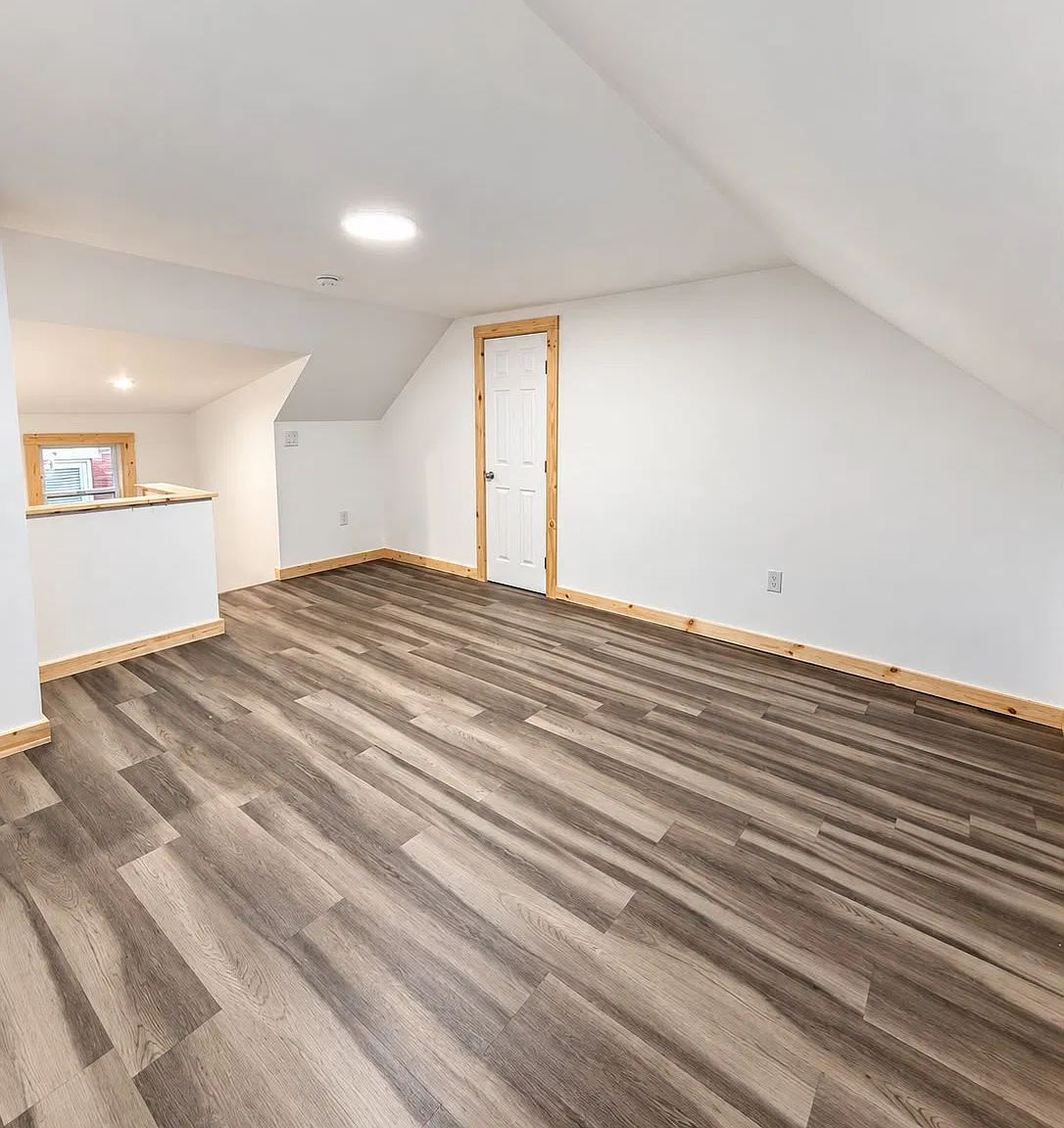 512 W Oak St — Photo 3