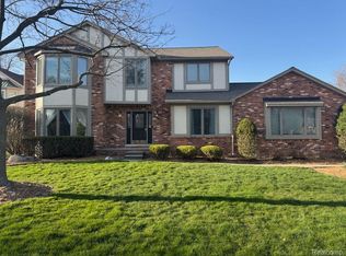 2450 Evergreen Ct, Rochester Hills, MI 48309