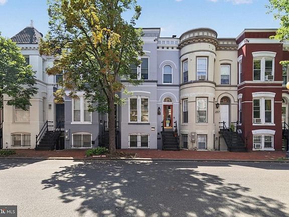 3rd image of 1219 Linden Pl NE