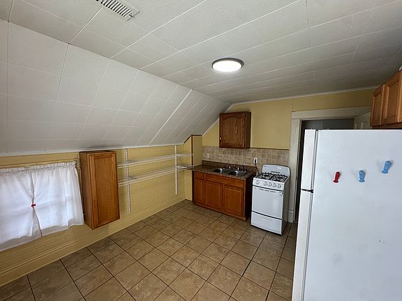 5th image of 221 E Beecher St #2