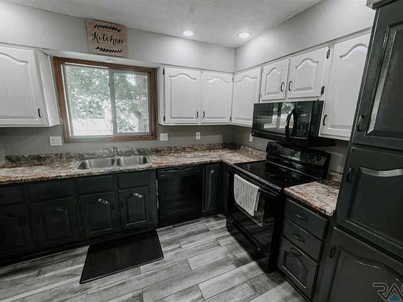 5th image of 806 E Elm St