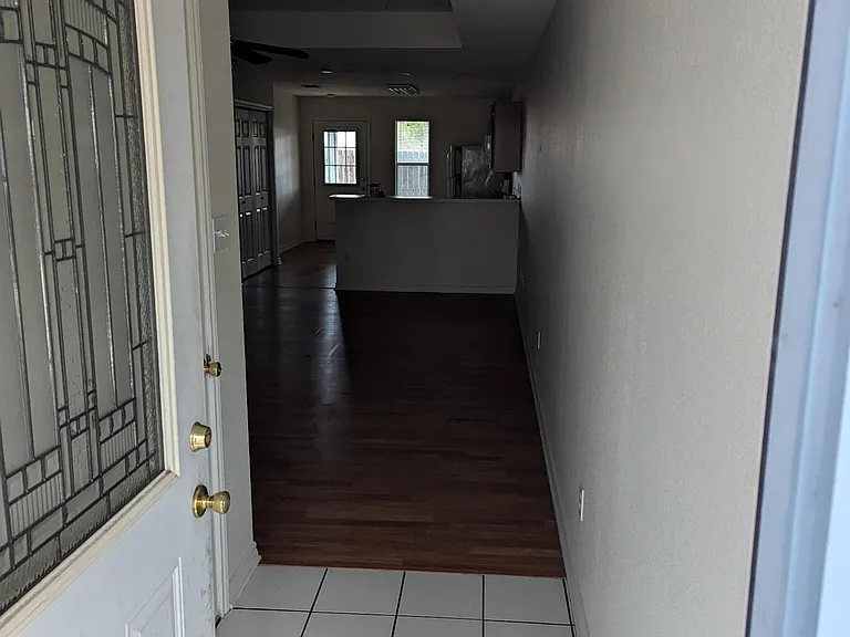 872 Lakeview Dr — Photo 3
