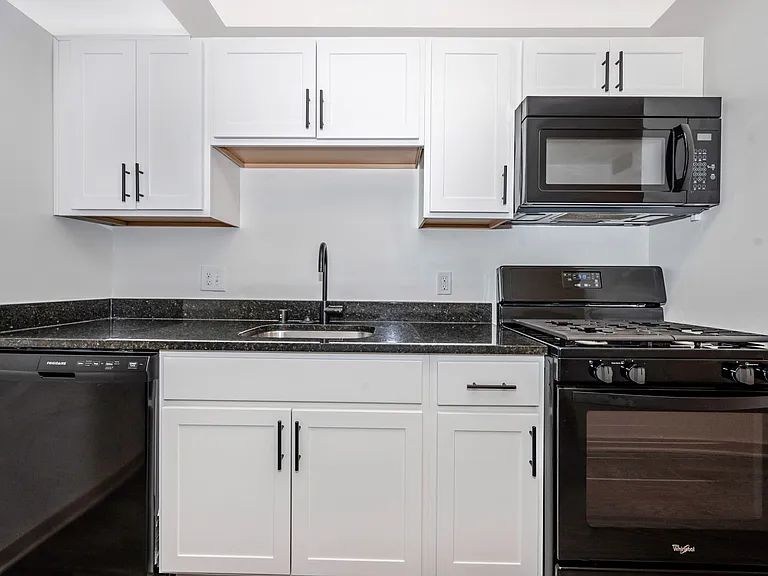 Hilltop Apartments — Photo 15